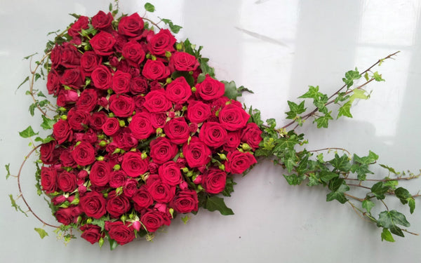 Aranjament funerar in forma de inima, din trandafiri si minirose rosii
