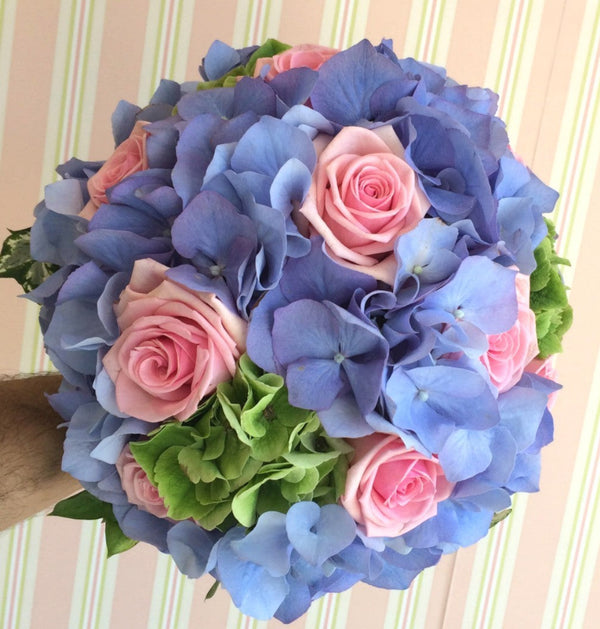 Buchet de mireasa albastru cu hortensie si trandafiri