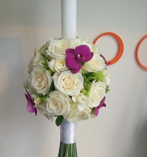 Lumanari nunta din trandafiri albi, frezii albe si orhidee phalaenopsis
