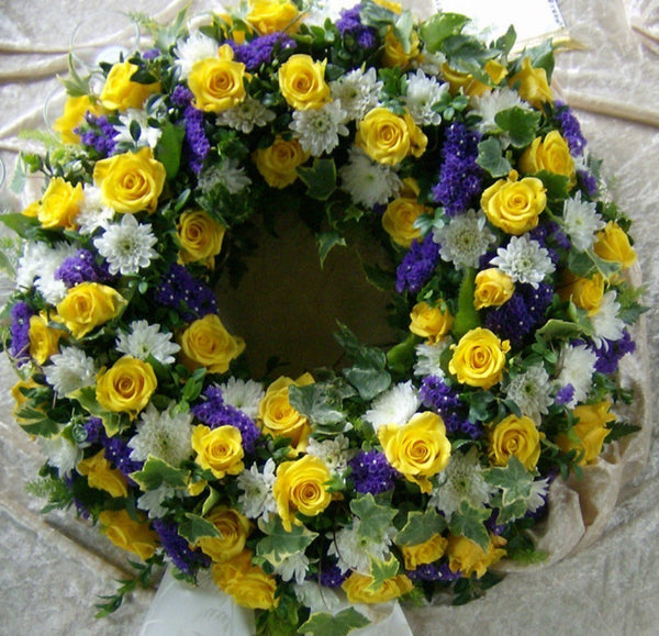 Coroana funerara rotunda din trandafiri, crizantema si limonium