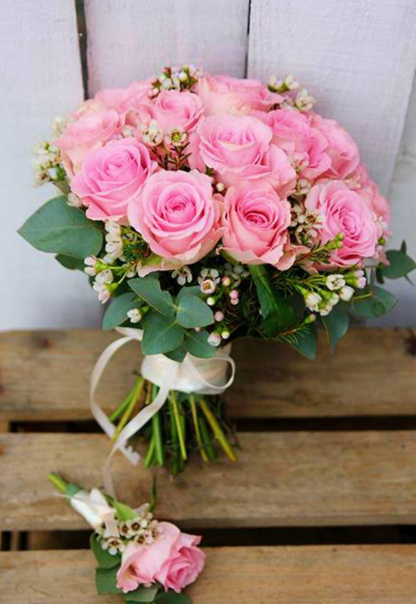 Buchet mireasa trandafiri roz si wax flowers