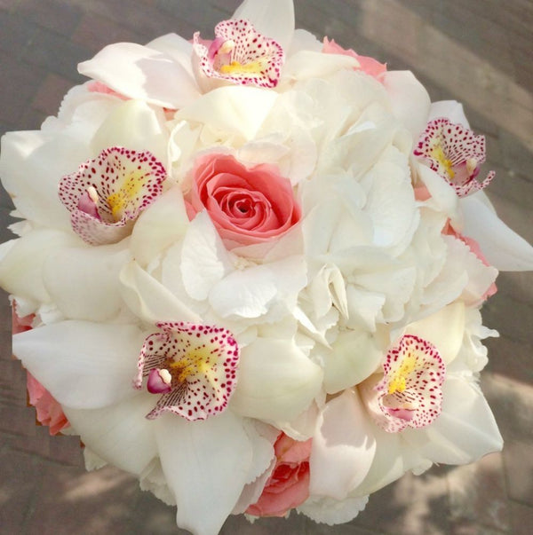Buchet de mireasa cu hortensie alba, orhidee si trandafiri roz-corai