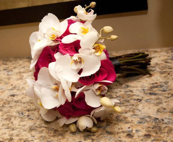 Buchet cununie cu trandafiri ciclam si orhidee phalaenopsis