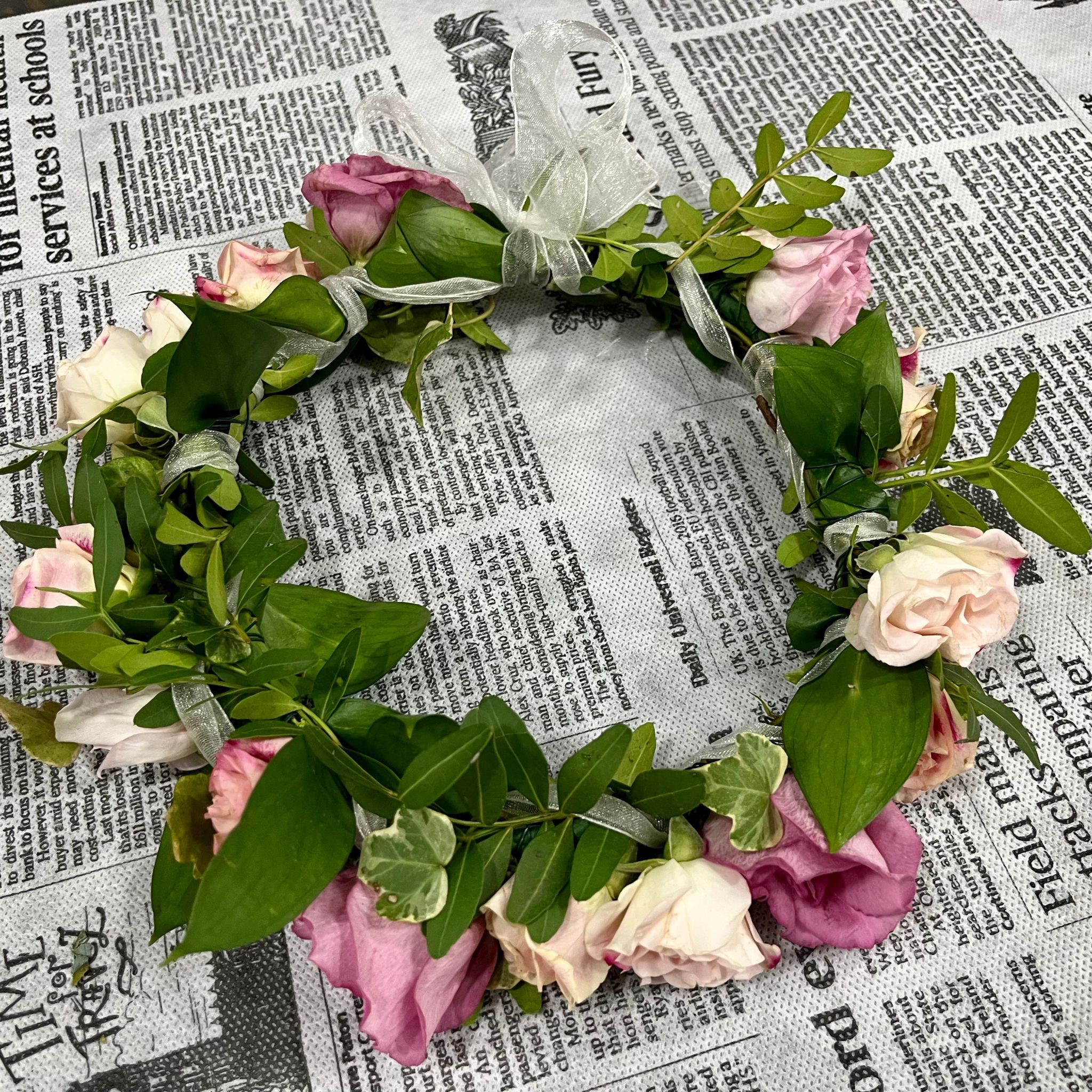 Coronita flori naturale - lisianthus roz si minirose reflex