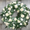 Coroana funerara cu flori albe
