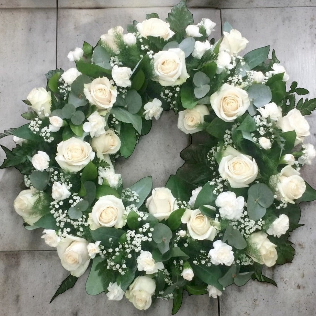 Coroana funerara cu flori albe