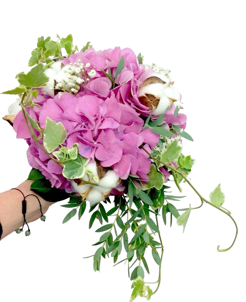 Buchet mireasa hortensie roz si bumbac