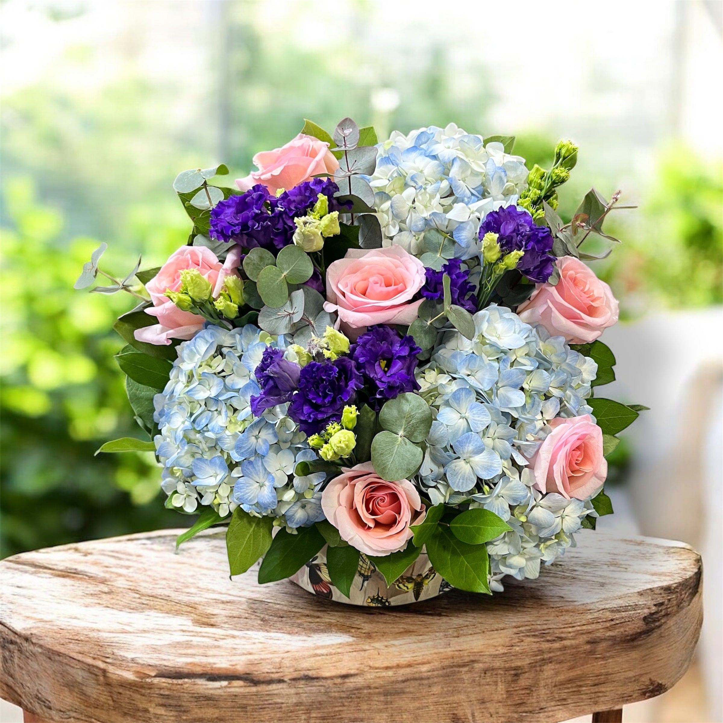 Aranjament floral hortensie și trandafiri roz