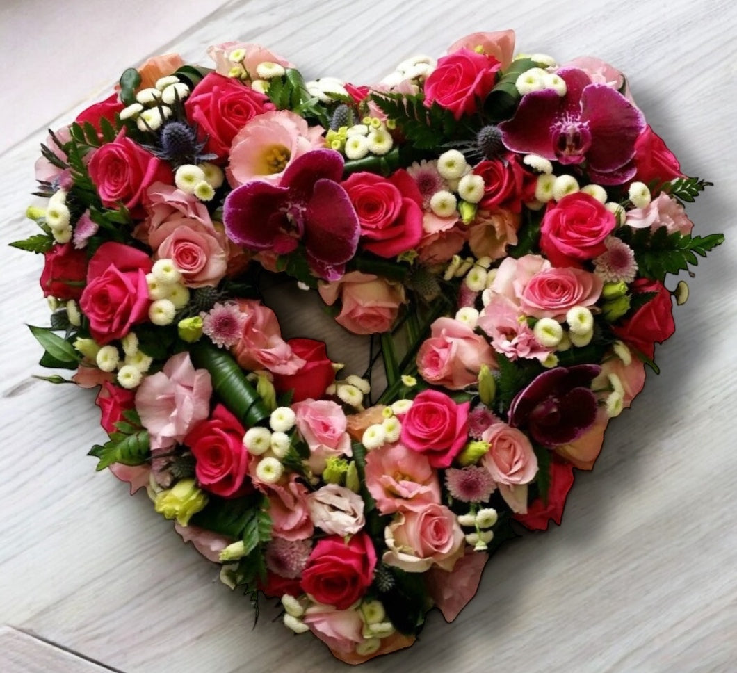 Aranjament funerar in forma de inima- lisianthus, trandafiri, phalaenopsis