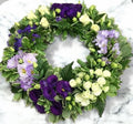 Coroana funerara rotunda trandafiri, lisianthus si frezii