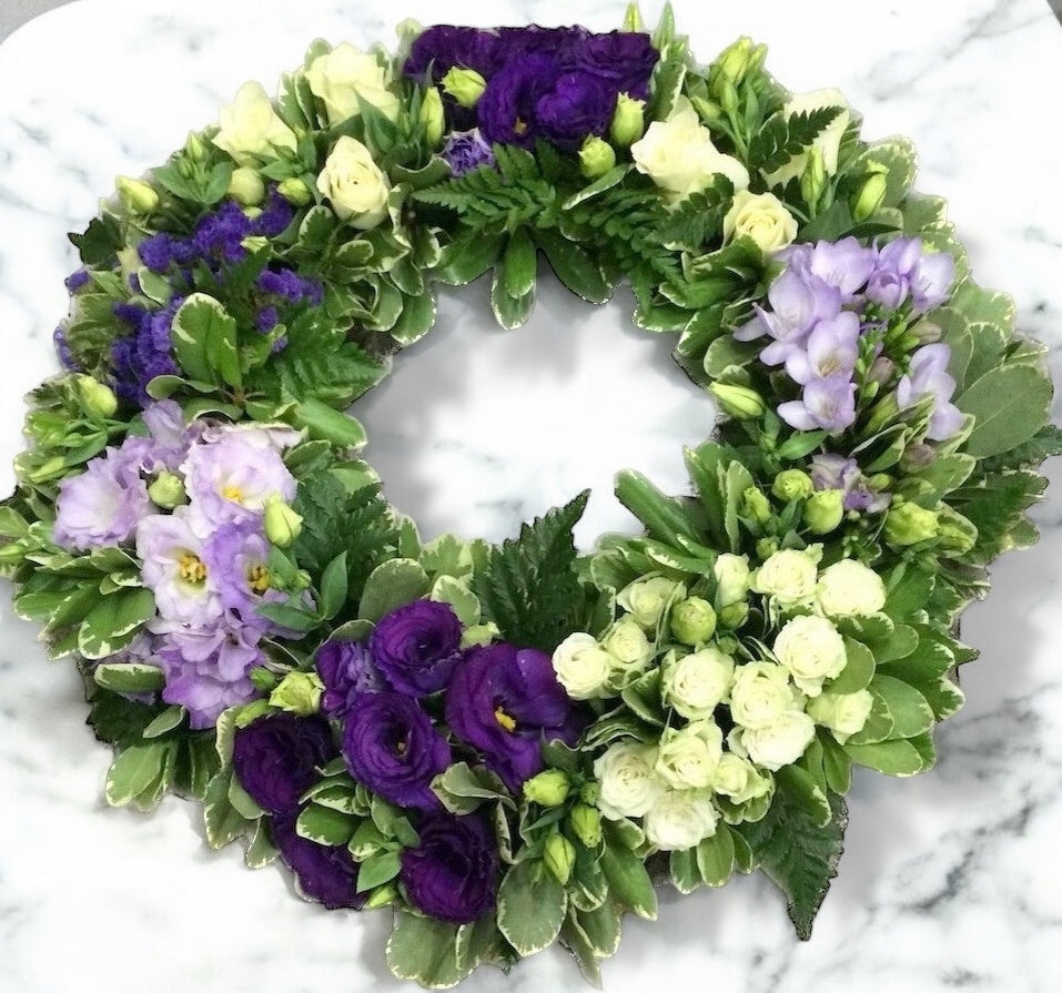 Coroana funerara rotunda trandafiri, lisianthus si frezii