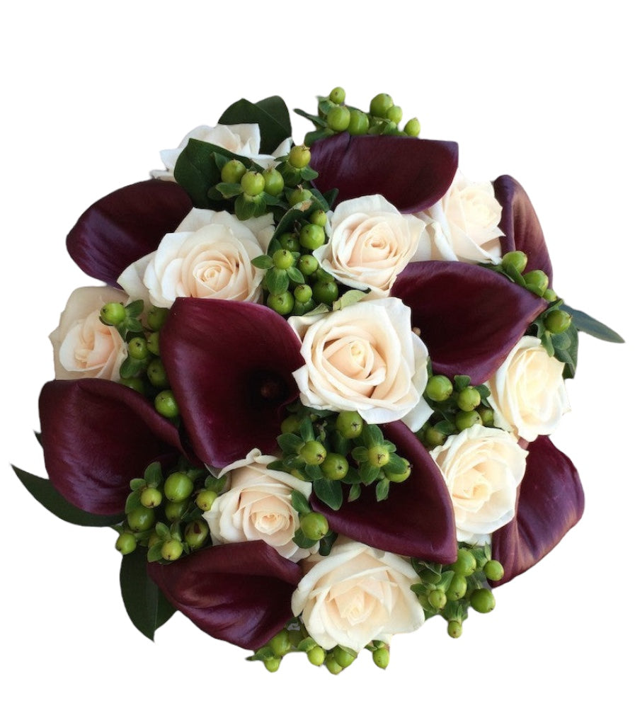 Buchet de mireasa cu trandafiri crem si cale grena