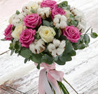 Buchet de oferit cu trandafiri si flori de bumbac