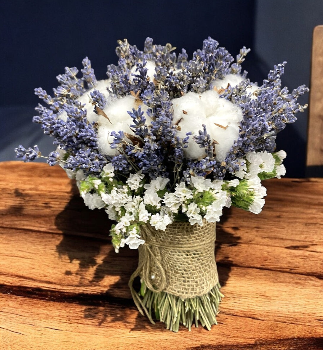 Buchet mireasa rustic lavanda si limonium alb