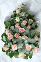 Coroana funerara in burete din trandafiri si eucalipt