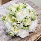 Buchet mireasa cu bujori, frezii si trandafiri