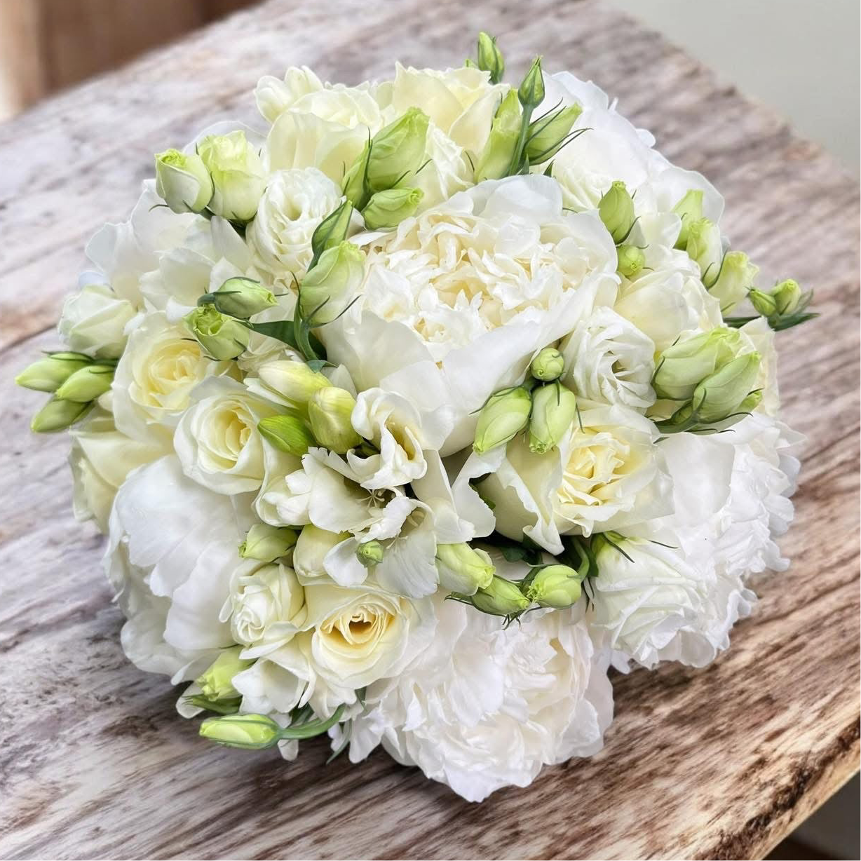 Buchet mireasa cu bujori, frezii si trandafiri