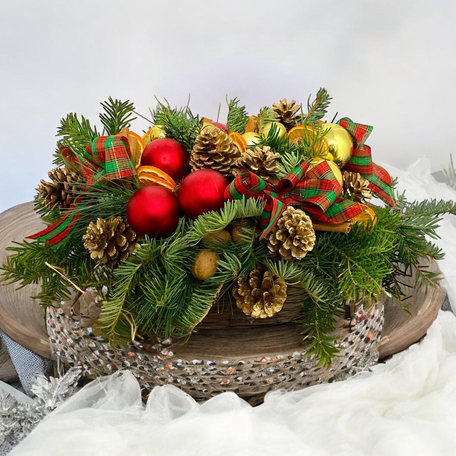 Aranjament Craciun cu brad, scortisoara si globulete