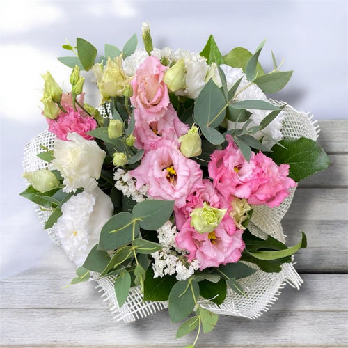 Buchet de oferit cu lisianthus alb si roz