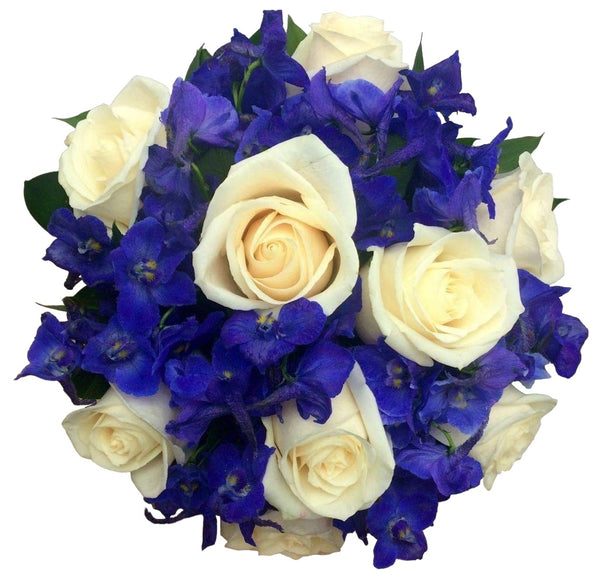 Buchet mireasa albastru delphinium si trandafiri crem