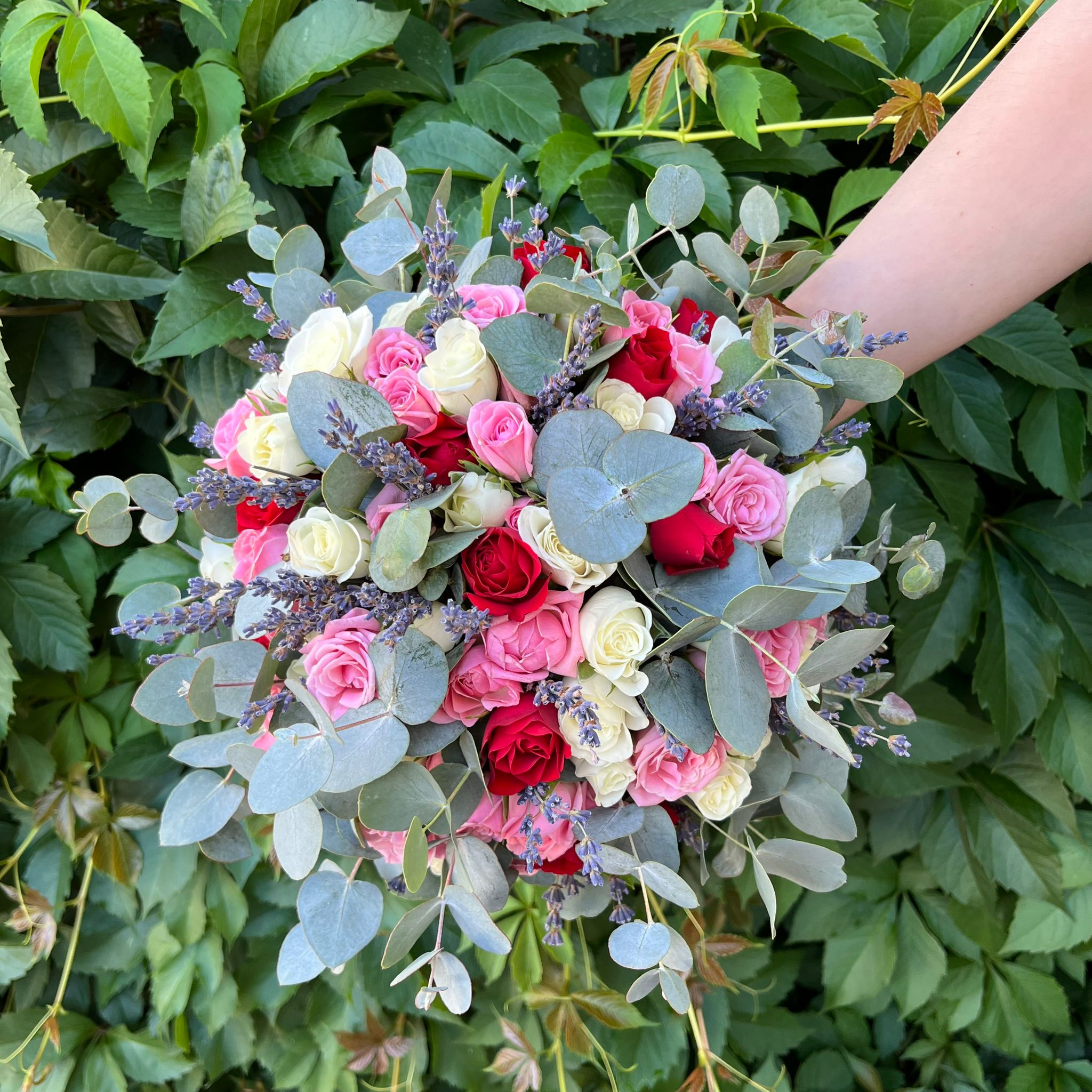 Buchet mireasa minirose si eucalipt