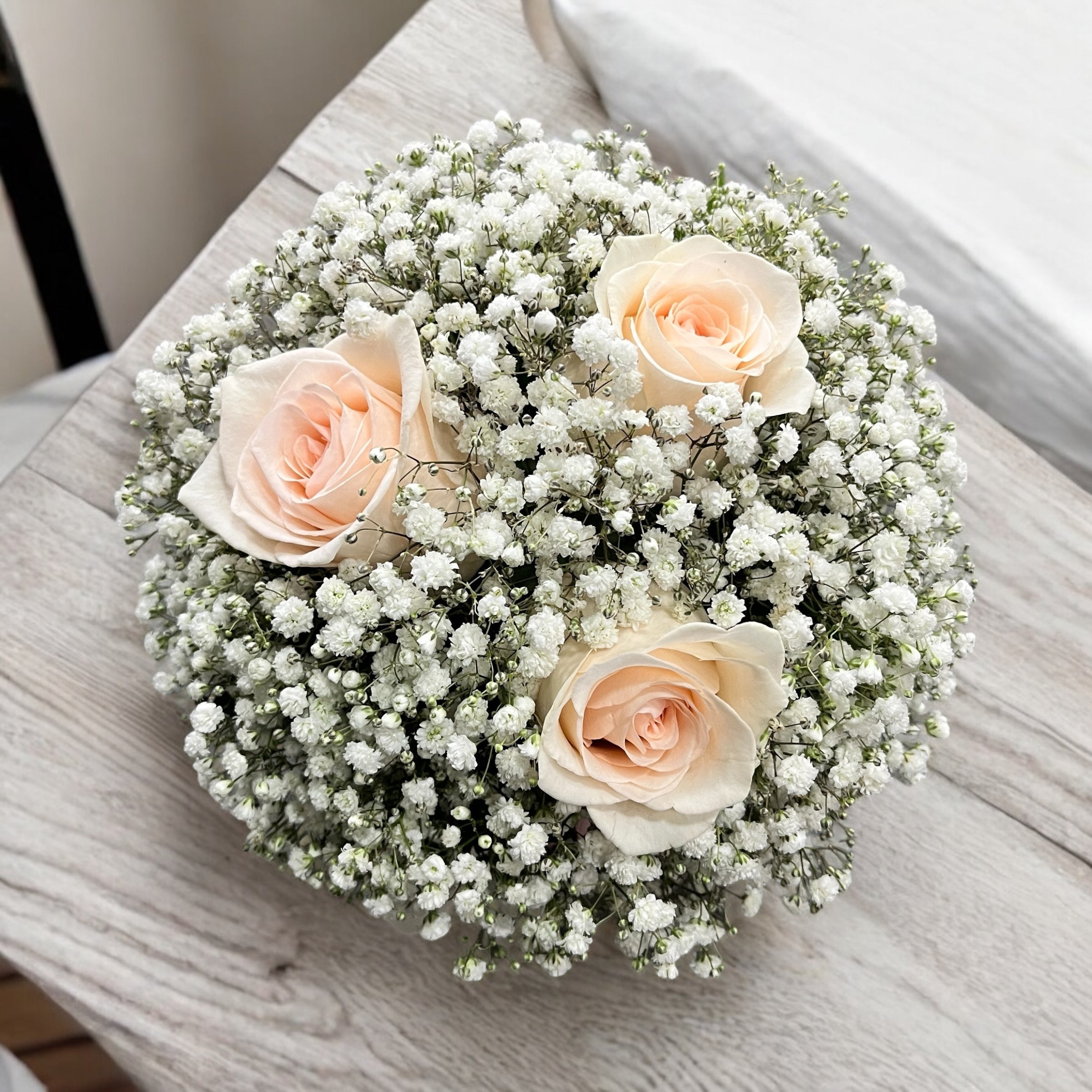 Buchet domnisoara onoare trandafiri crem si floarea miresei