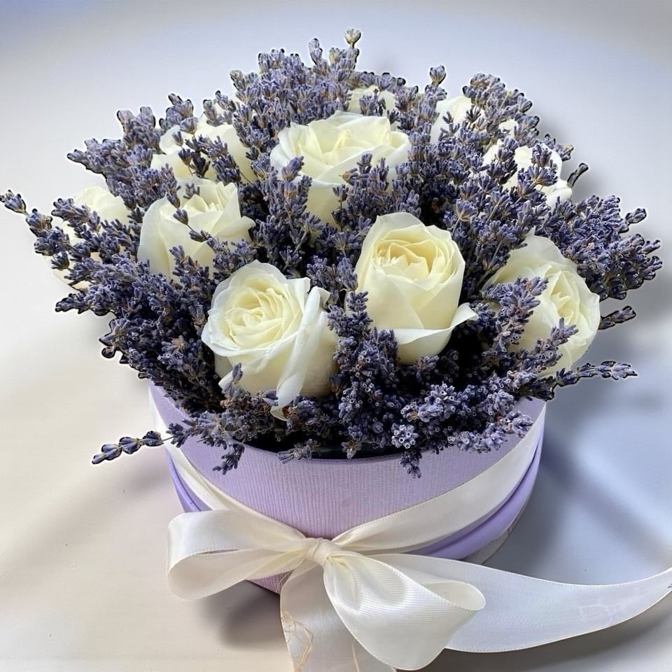 Trandafiri albi si lavanda in cutie rotunda