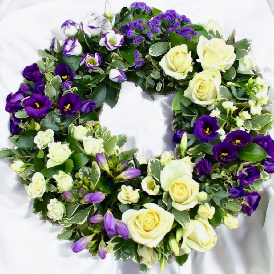 Coroana funerara cu lisianthus, trandafiri, frezii, limonium si minirose