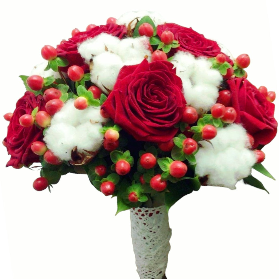 Buchet de mireasa cu bumbac, trandafiri si hypericum