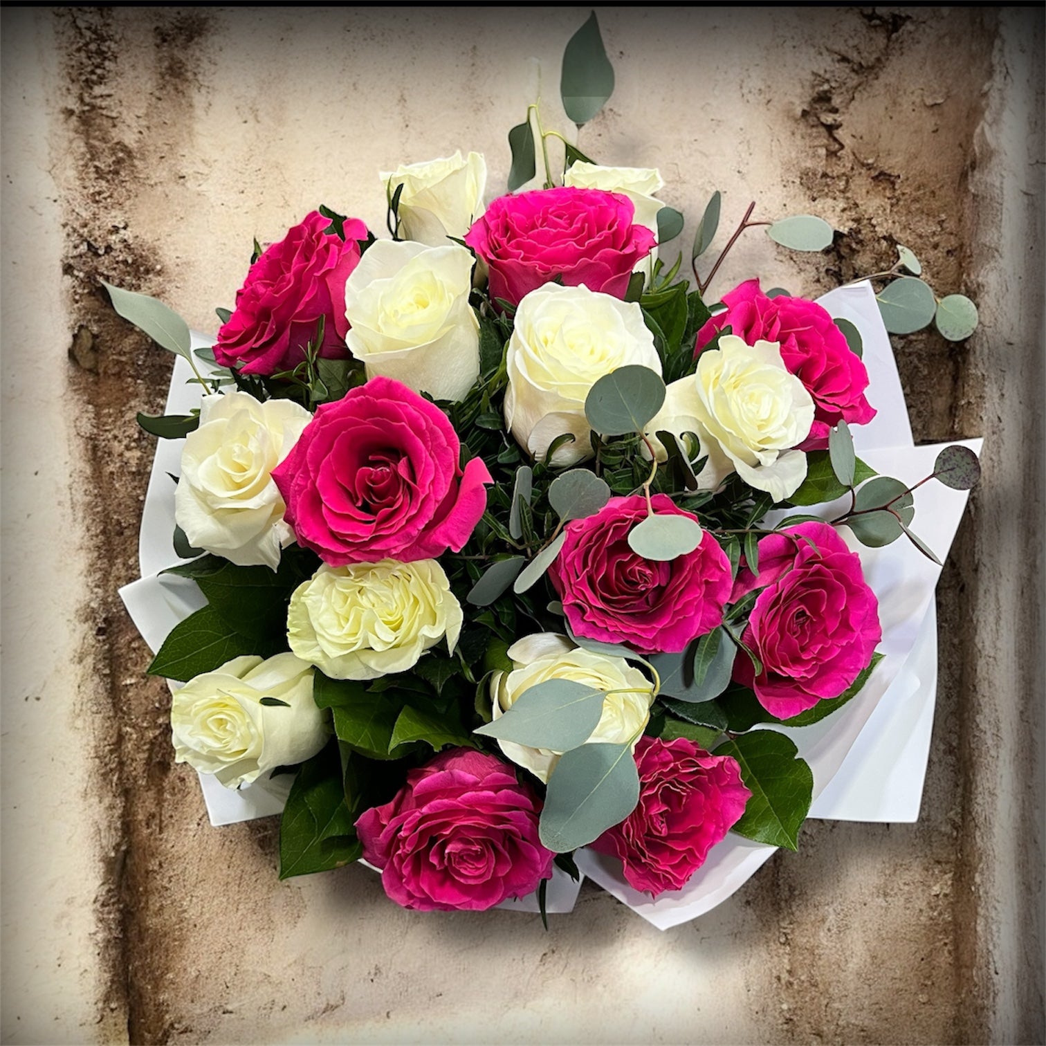 Buchet trandafiri roz si albi