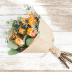 Buchet de 7 trandafiri portocalii si eucalipt