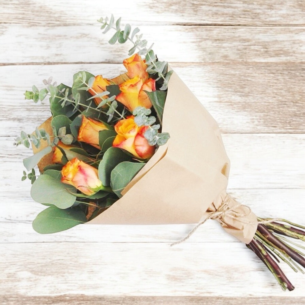 Buchet de 7 trandafiri portocalii si eucalipt