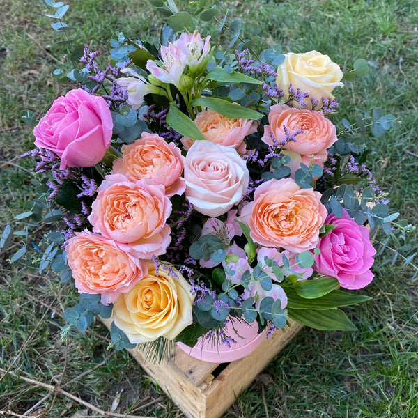 Aranjament floral elegant cu trandafiri