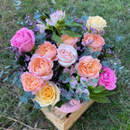 Aranjament floral elegant cu trandafiri