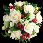 Buchet de mireasa din trandafiri, frezii si hypericum