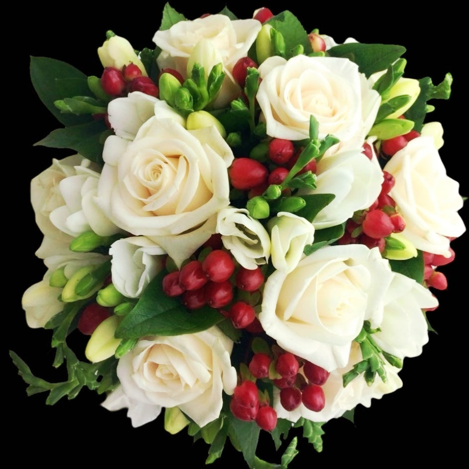 Buchet de mireasa din trandafiri, frezii si hypericum