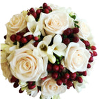 Buchet de mireasa din trandafiri, frezii si hypericum