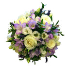 Buchet de mireasa cu trandafiri, lisianthus si frezii