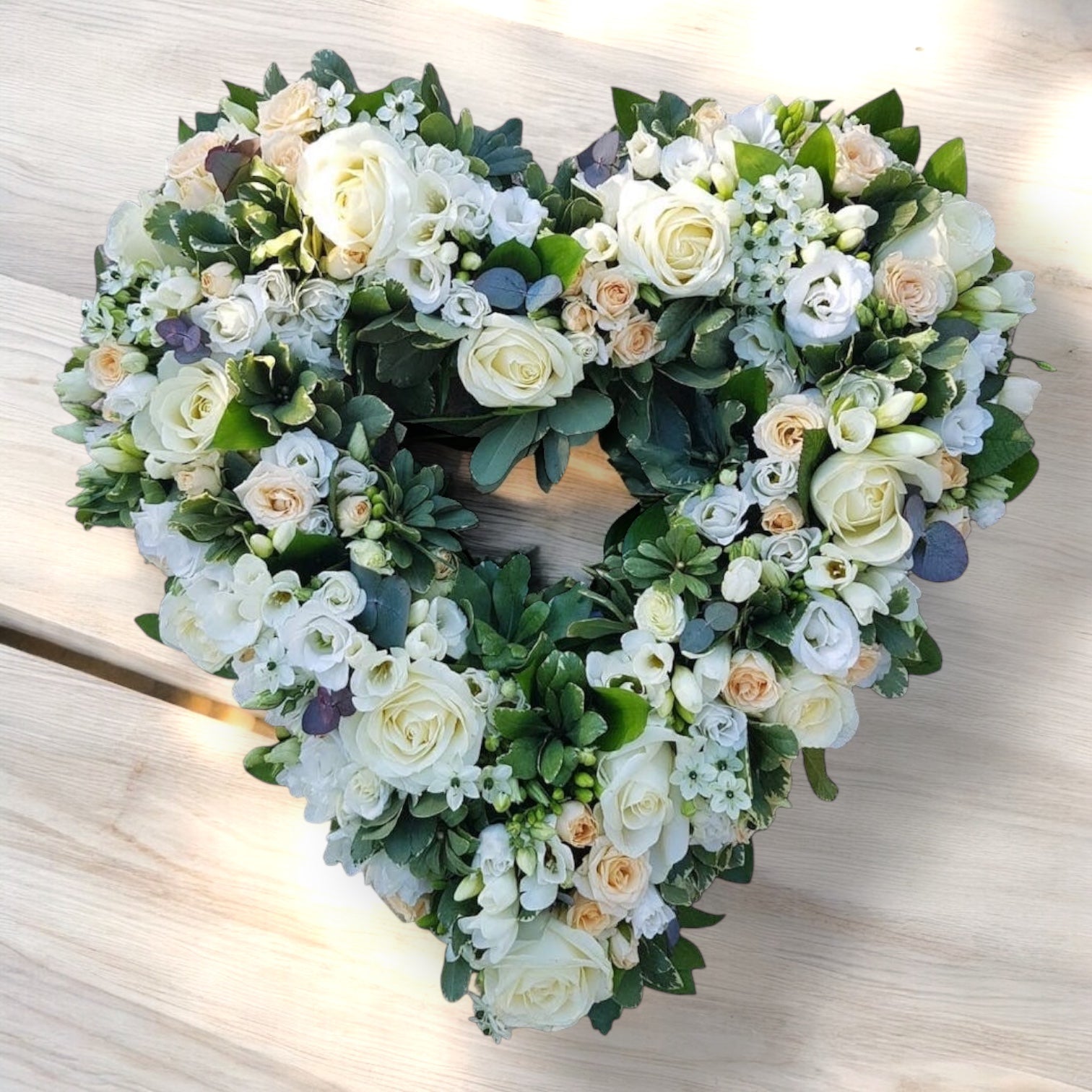 Inima funerara cu flori naturale albe