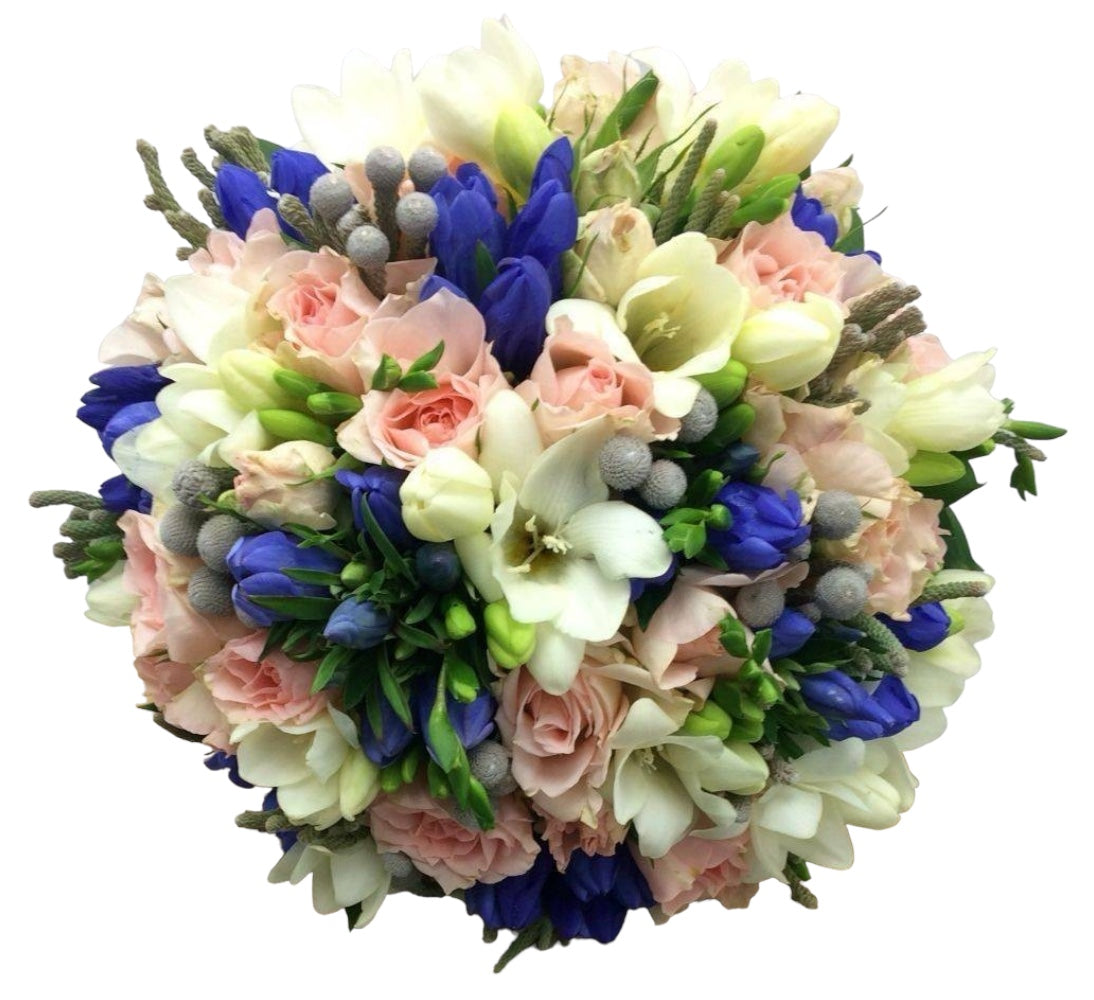 Buchet de mireasa din minirose, gentiana si frezii