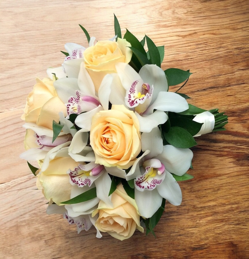 Buchet mireasa trandafiri peach si orhidee