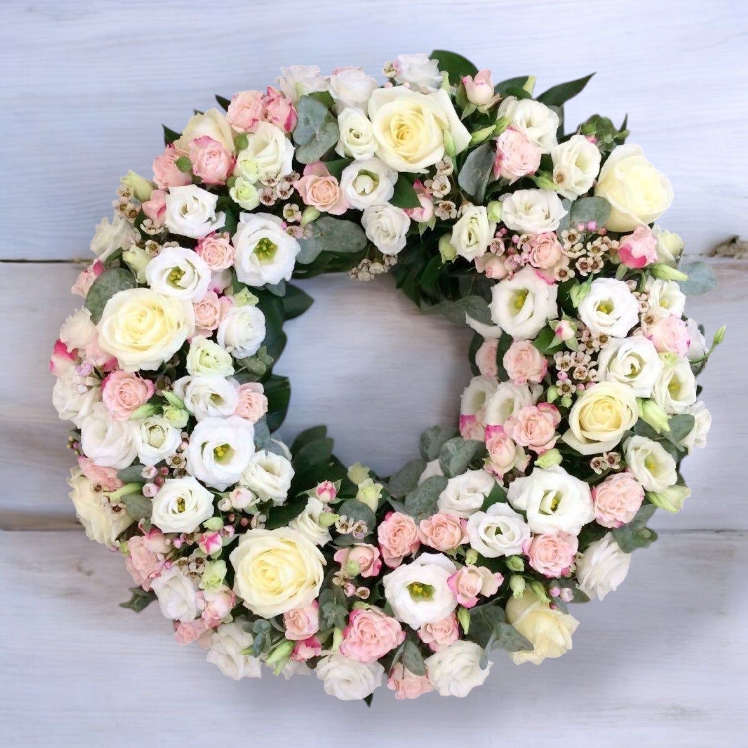 Coroana funerara rotunda trandafiri albi si minirose