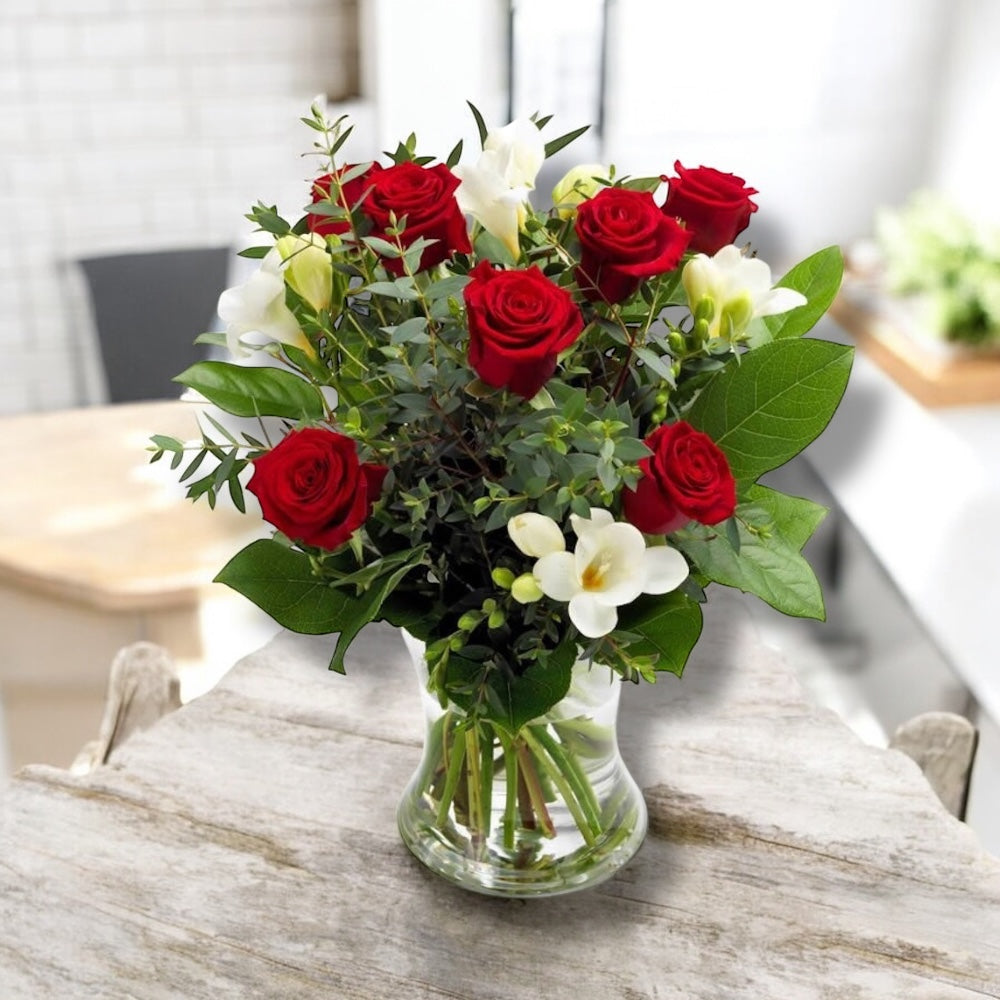 Buchet 7 trandafiri rosii si frezii albe