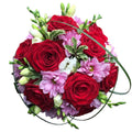 Buchet de mireasa cu trandafiri rosii, margarete si frezii