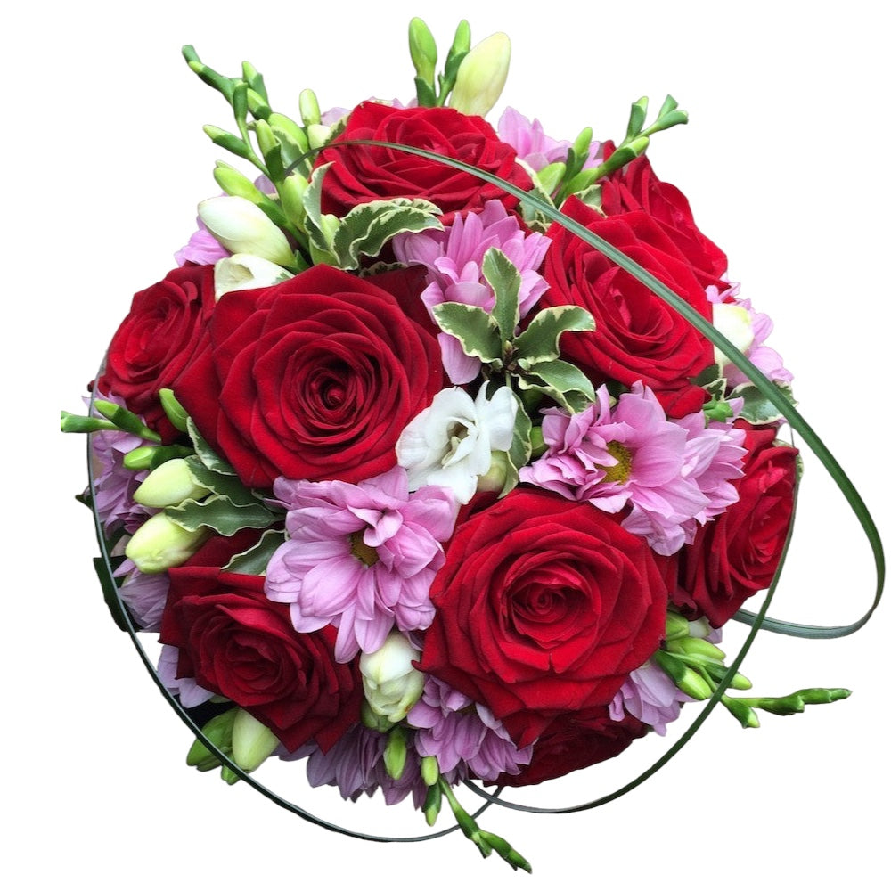 Buchet de mireasa cu trandafiri rosii, margarete si frezii