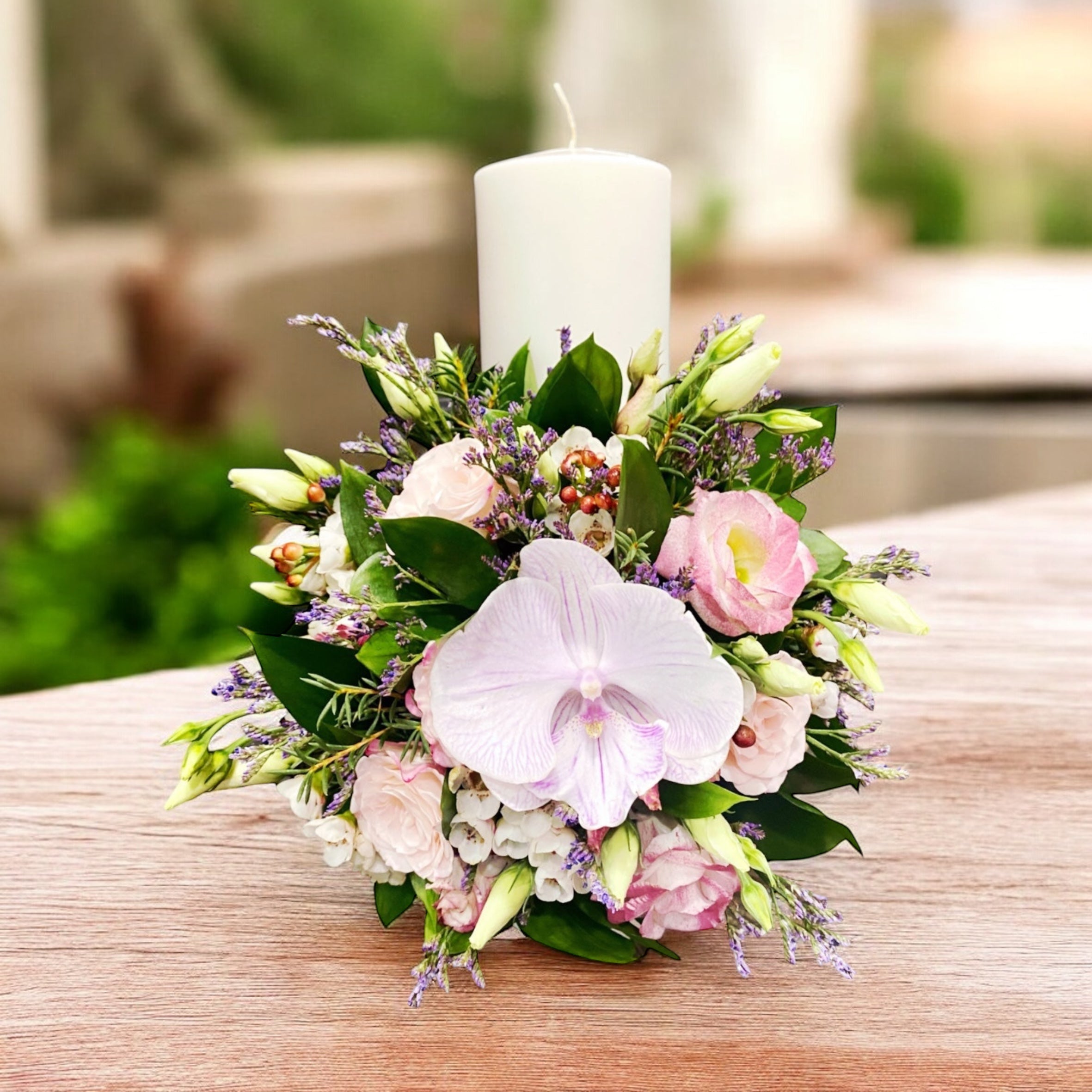 Short christening candle minirose, limonium and cotton