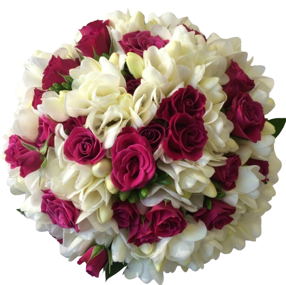 Buchet de miresa cu frezii albe si minirose ciclam