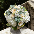 Buchet elegant cu hortensie , trandafiri  și lisianthus