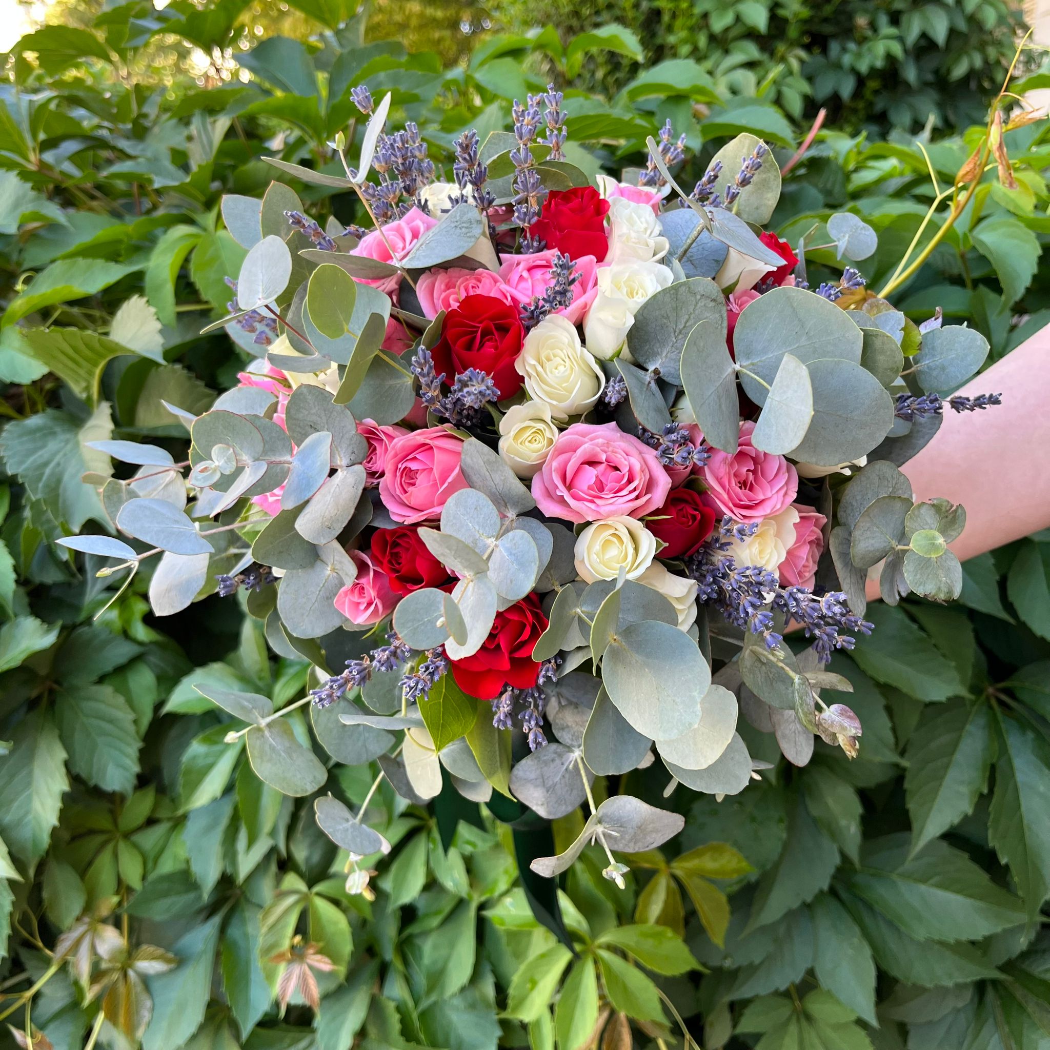 Buchet mireasa minirose si eucalipt