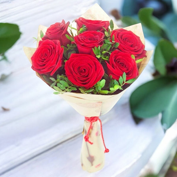 Bouquet of 7 red and ruscus roses